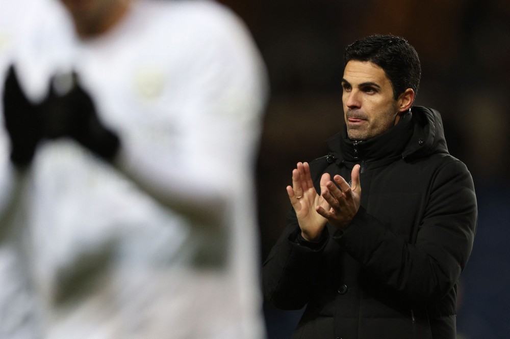 Manajer Arsenal asal Mikel Arteta bertepuk tangan pada akhir pertandingan sepak bola putaran ketiga Piala FA antara Oxford United dan Arsenal di Stadion Kassam di Oxford. AFP